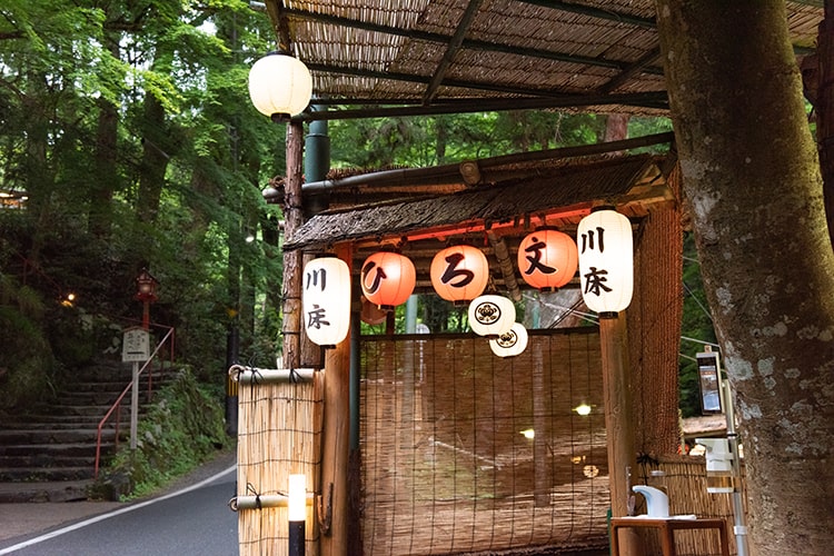 川辺の席